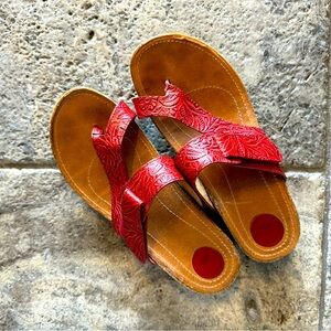 Nurture Leather
Camdenn Toe Loop
Slide Sandals
Womens 7.5 M Red
Floral Embossed